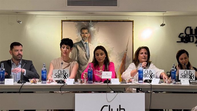 La Ministra De Inclusión, Seguridad Social Y Migraciones, Elma Saiz,  En Un Coloquio Del Club Siglo XXI