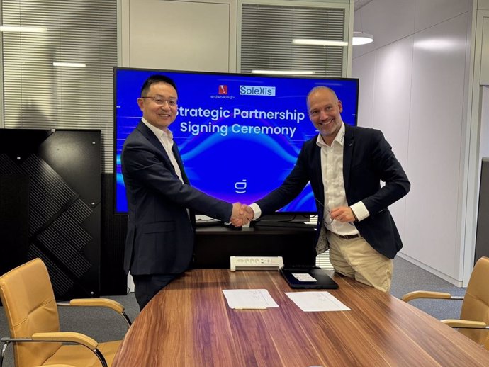 Image from left to right: Tony Xu, Founder & CEO of Sigenergy and Frederic Bichsel, CEO of Solexis