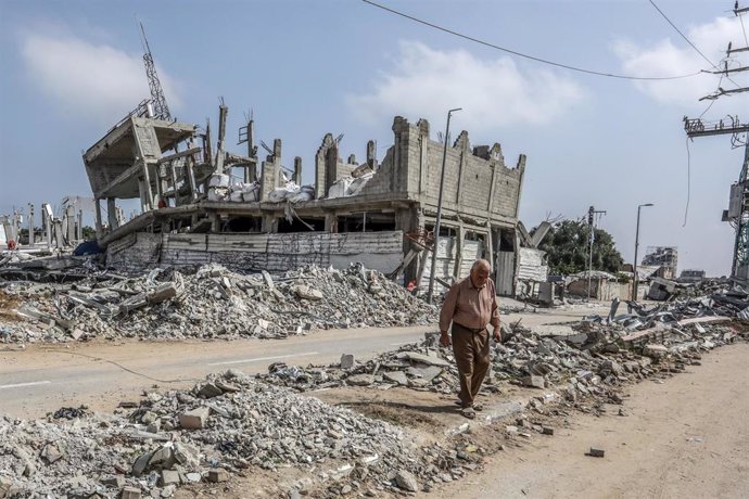 Un edificio destrozado por los bombardeos llevados a cabo por el Ejército israelí en la Franja de Gaza