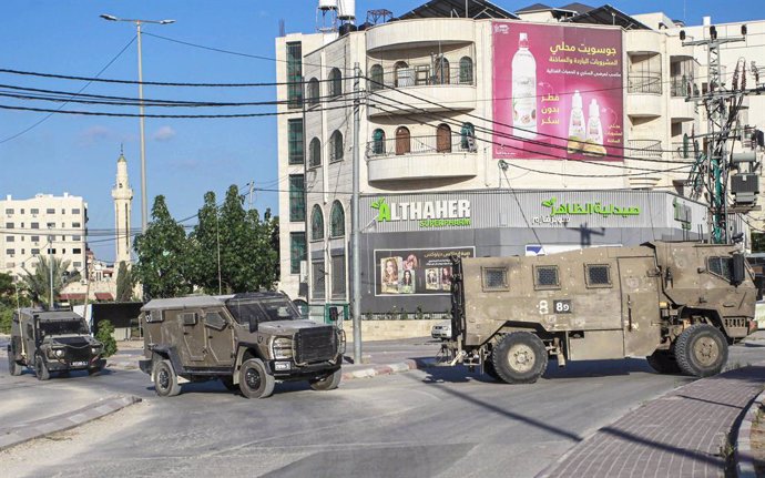 30 May 2024, Palestinian Territories, Jenin: Israeli military vehicles patrol in Jenin, during a raid in Jenin and its camp in the north of the occupied West Bank. Photo: Nasser Ishtayeh/SOPA Images via ZUMA Press Wire/dpa