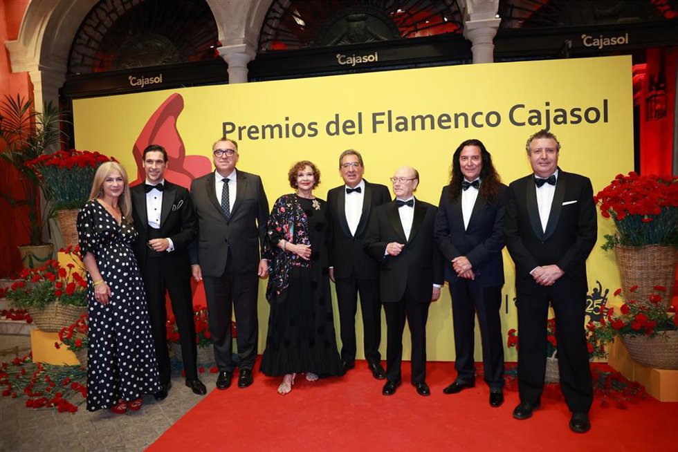 Las autoridades presentes en el acto posan junto a los tres premiados en esta primera edición de los Premios del Flamenco Cajasol.