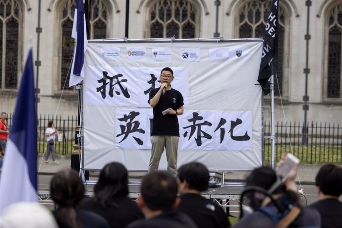 Archivo - Imagen de archivo del activista prodemocracia hongkonés Nathan Law en una manifestación en Londres