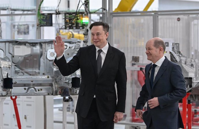 Archivo - FILED - 22 March 2022, Brandenburg, Gruenheide: German Chancellor Olaf Scholz (R) and Elon Musk, Tesla CEO.