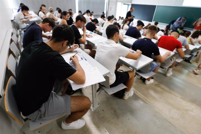 Estudiantes se examinan durante el primer día de las pruebas de la Evaluación del Bachillerato para el Acceso a la Universidad (EBAU) en Murcia. 