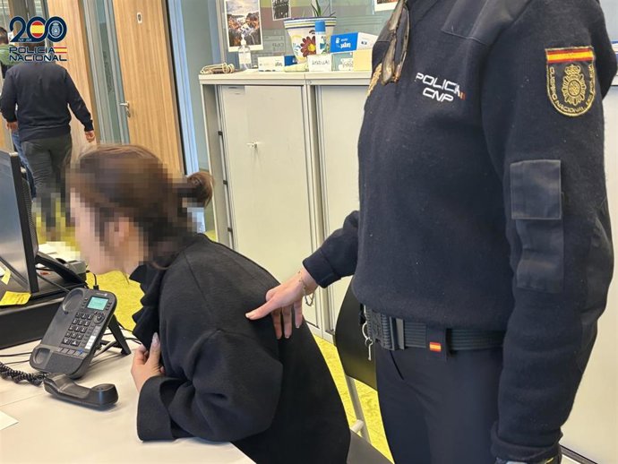 Archivo - Detenida una mujer por agredir y amenazar con un arma blanca a empleados de un local tras intentarles hurtar