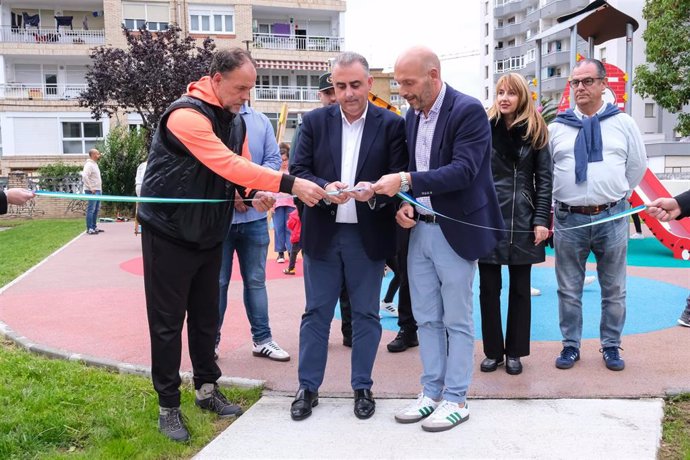 El consejero de Fomento, Ordenación del Territorio y Medio Ambiente, Roberto Media, inaugura una skatepark.