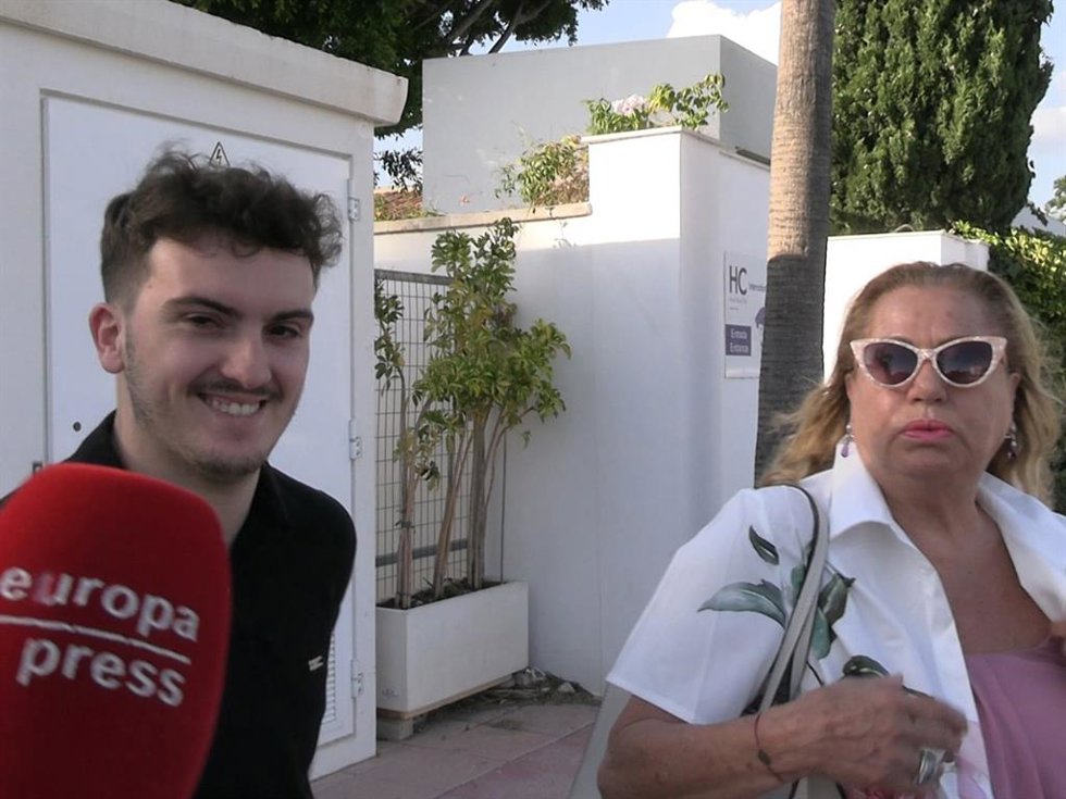 Mayte Zaldívar y su nieto Fran