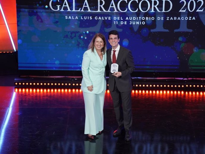 La rectora de la USJ, Silvia Carrascal, entrega el premio a la Mejor Dirección.