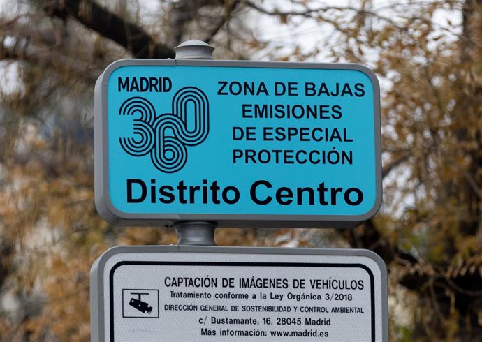Archivo - Una señalización de Zona de Bajas Emisiones de especial protección en el Distrito Centro 
