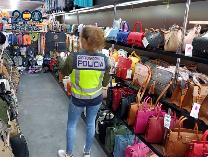 Retirados más de 3.500 productos falsificados de comercios de Benidorm y detenidas tres personas