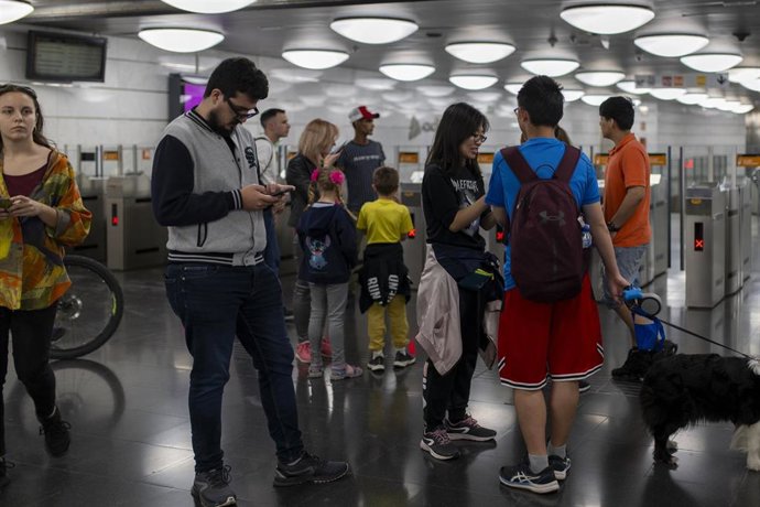 Archivo - Varias personas en la estación de Renfe y Metro 'La Sagrera', a 12 de mayo de 2024, en Barcelona, Catalunya (España). Un robo de cobre ha provocado una avería generalizada en todas las líneas del servicio ferroviario de Rodalies en la ciudad d