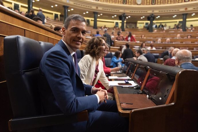 El presidente del Gobierno, Pedro Sánchez, y la vicepresidenta primera del Gobierno, ministra de Hacienda y vicesecretaria general del PSOE, María Jesús Montero, a su llegada a una sesión de control, en el Congreso de los Diputados, a 12 de junio