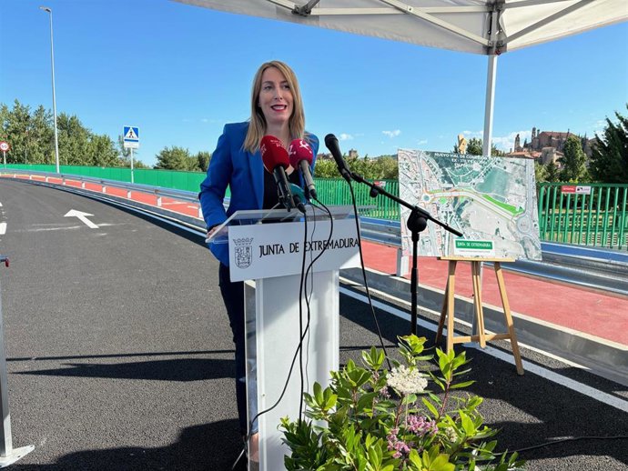 La presidenta de la Junta de Extremadura, María Guardiola, en rueda de prensa en Plasencia