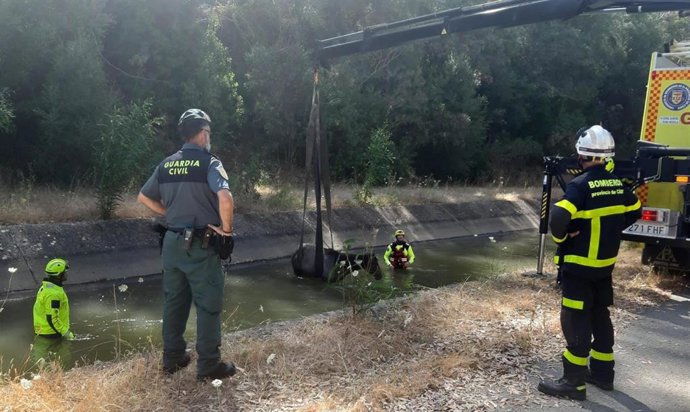Bomberos y Guardia Civil en el rescate de una yegua atrapada en un canal de agua en San Roque.