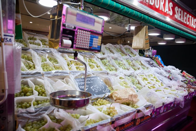 Racimos de uvas en un expositor de una frutería en un mercado, a 31 de diciembre de 2023, en Madrid (España).