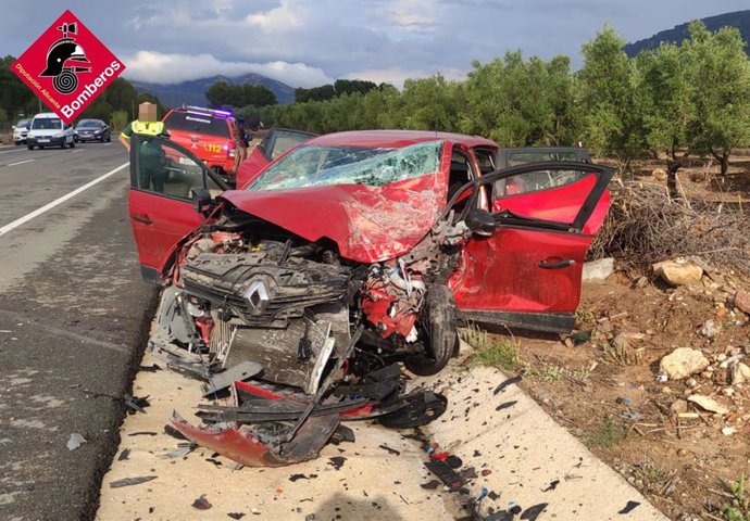 Tres heridos tras una colisión frontal entre dos coches en la CV-799 en Biar