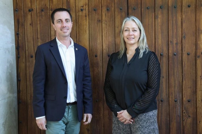El presidente del Consell de Mallorca, Llorenç Galmés, y la consellera insular de Promoción Económica y Desarrollo Local, Pilar Amate.