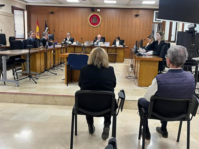 Los acusados por el presunto desvío de fondos de empresas de Cancún, sentados en el juicio, del que ambos han quedado absueltos.