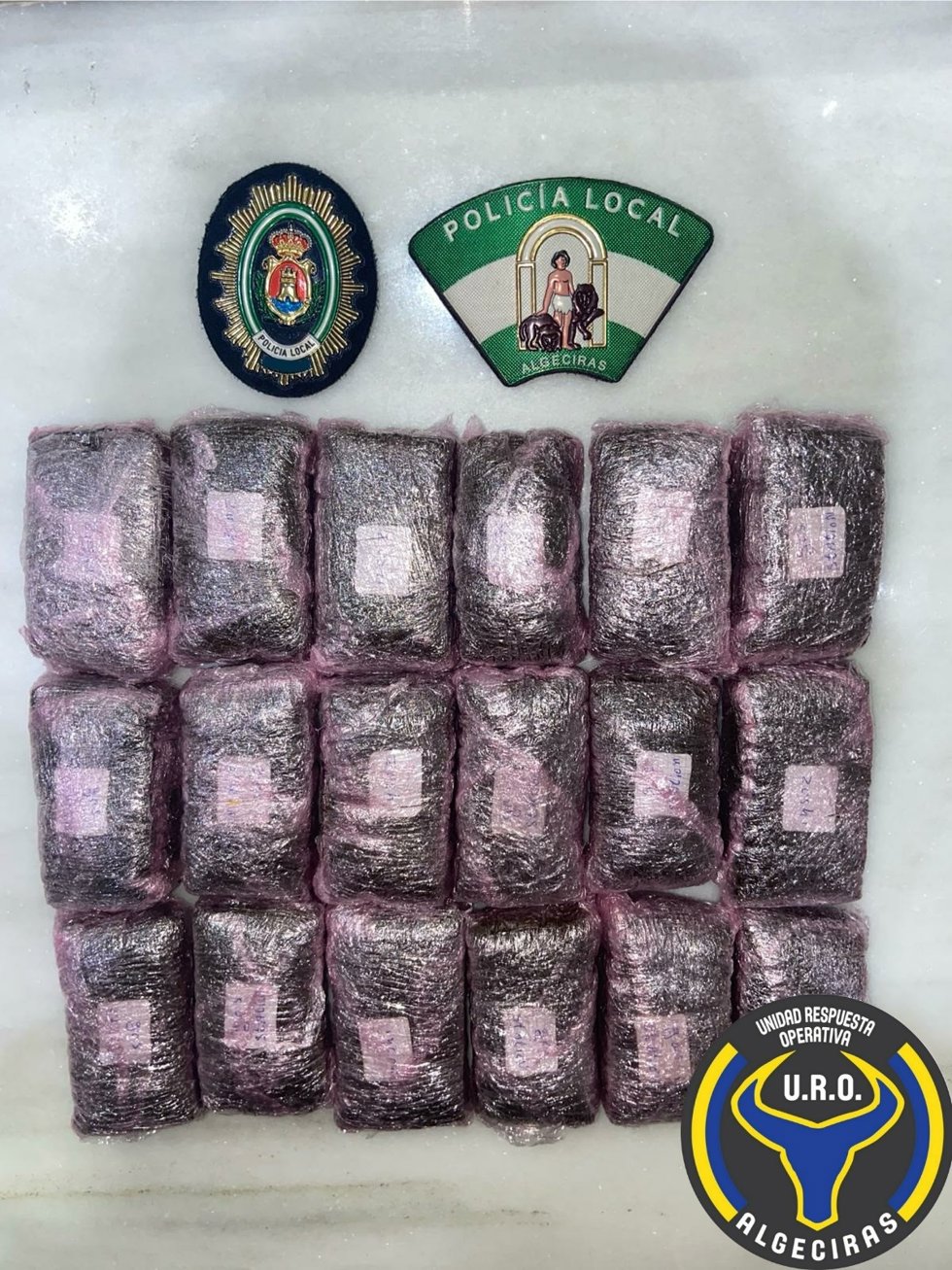 Placas de hachís intervenidas en un servicio en Algeciras por agentes de la Policía Local.
