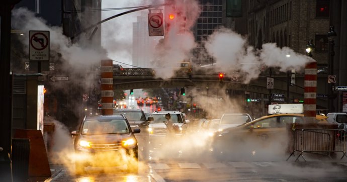 Archivo - Contaminación, coches. Ciudad.