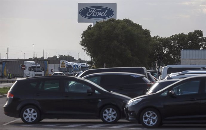 Archivo - Coches aparcados en la entrada de la factoría de Ford España, en Almussafes en el polígono industrial Rey Juan Carlos I, a 21 de octubre de 2022, en Almusafes, Valencia, Comunidad Valenciana (España). 