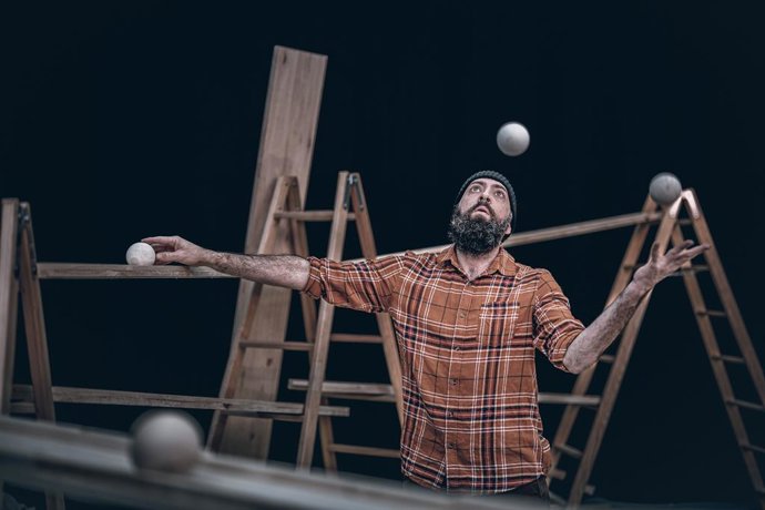 Archivo - El Teatre Rialto de Valncia tanca el Cicle de Companyies Valencianes amb l'espectacle de circ 'Llar'