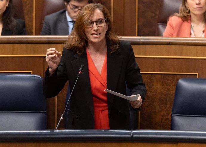 La ministra de Sanidad,  Mónica García, durante el pleno del Congreso.