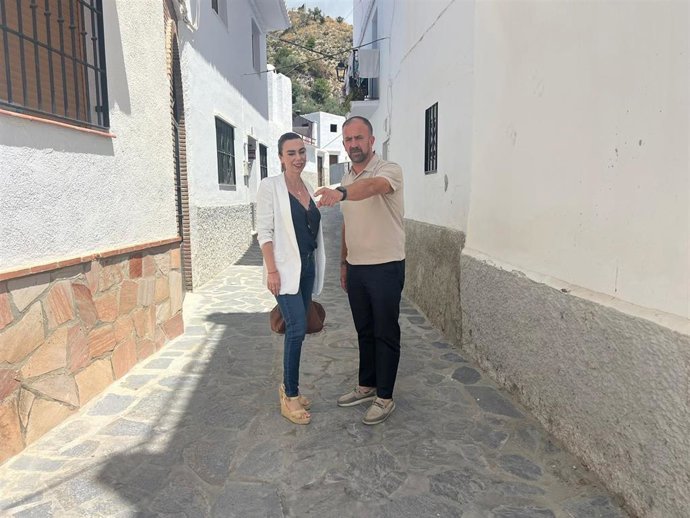 La delegada territorial de Justicia, Administración Local y Función Pública, Teresa Pardo, junto al alcalde de Canillas de Aceituno (Málaga), Vicente Campos