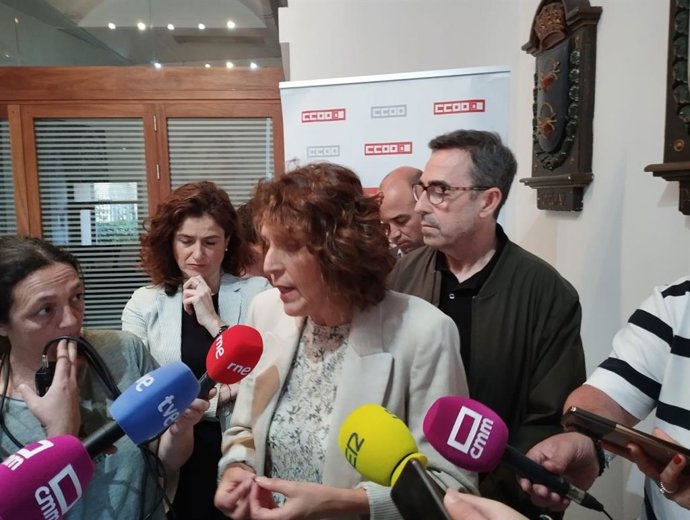 La secretaria de Transiciones Estratégicas y Desarrollo Territorial CCOO en la región, Encarna Sánchez, responde a los medios junto a la viceconsejera de Empleo, Nuria Berta Chust, y el secretario general de CCOO, Paco de la Rosa.