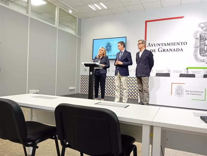 La alcaldesa de Granada, Marifrán Carazo, y los concejales de Urbanismo y de Turismo, Enrique Catalina y Juan Ramón Ferreira