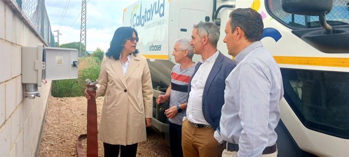 El agua de las piscinas que hay que renvar sirve para hacer la limpieza de las calles