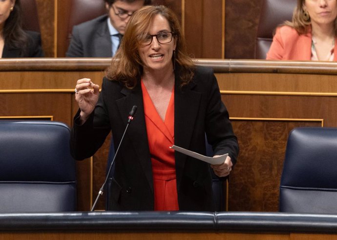 La ministra de Sanidad, Mónica García, interviene durante una sesión de control, en el Congreso de los Diputados, a 12 de junio de 2024, en Madrid (España). Durante el pleno del Congreso,  el líder del PP y el máximo dirigente de Vox han pedido al preside