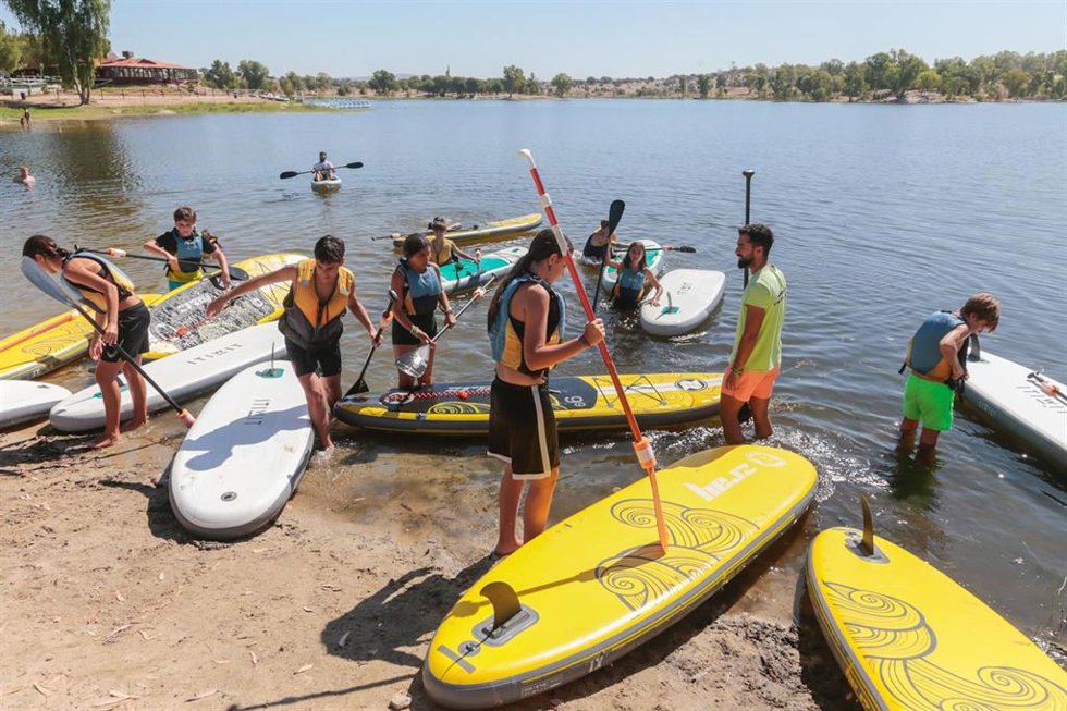 Archivo - Chicos junto a los kayak en el campamento de verano en el Lago de Proserpina.