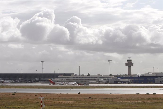 Archivo - Varios aviones en una de las pistas del aeropuerto de Palma.