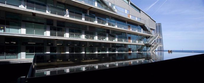 El edificio del PRBB, lugar que está conectado con el Campus Universitario Mar y donde se sitúa la sede de investigación ambiental del ISGlobal