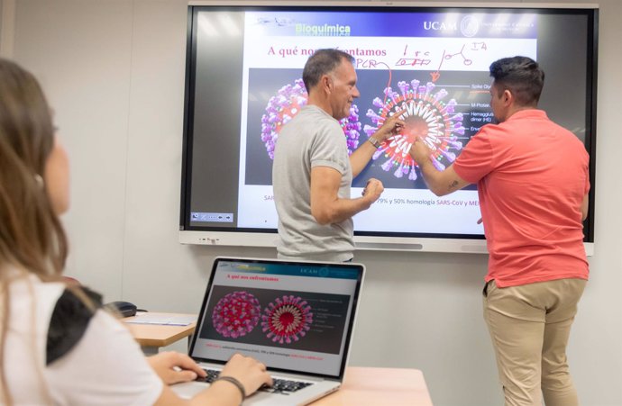 Imagen de un aula de la UCAM, donde se presta atención personalizada