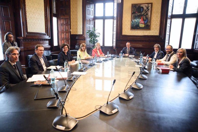 Primera reunión de la Mesa del Parlament, encabezada por el presidente de la Cámara catalana, Josep Rull