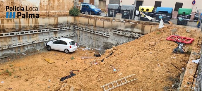 El coche que acabó en el hoyo de una obra tras un accidente en la zona de Reis Catòlics de Palma.