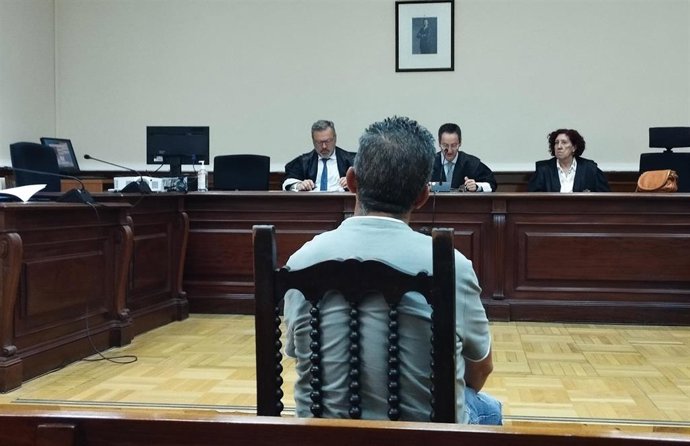 Condenado a un año por emplear a una decena de trabajadores marroquíes 'sin papeles' en trabajos agrícolas.