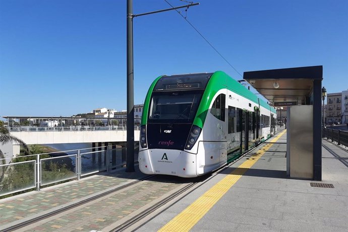 El Trambahía en la parada de Los Remedios, en el término municipal de Chiclana de la Frontera.