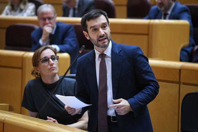 El ministro de Derechos Sociales y Agenda 2030, Pablo Bustinduy, durante una sesión de control al Gobierno, en el Senado, a 11 de junio de 2024, en Madrid (España). 