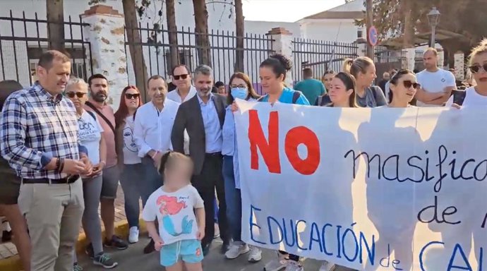 La alcaldesa de Humilladero, Auxi Gámez, el secretario de Organización del PSOE de Málaga, José Bernal, el parlamentario andaluz José Luis Ruiz Espejo y el diputado provincial Manuel Lara, en la puerta del centro escolar.