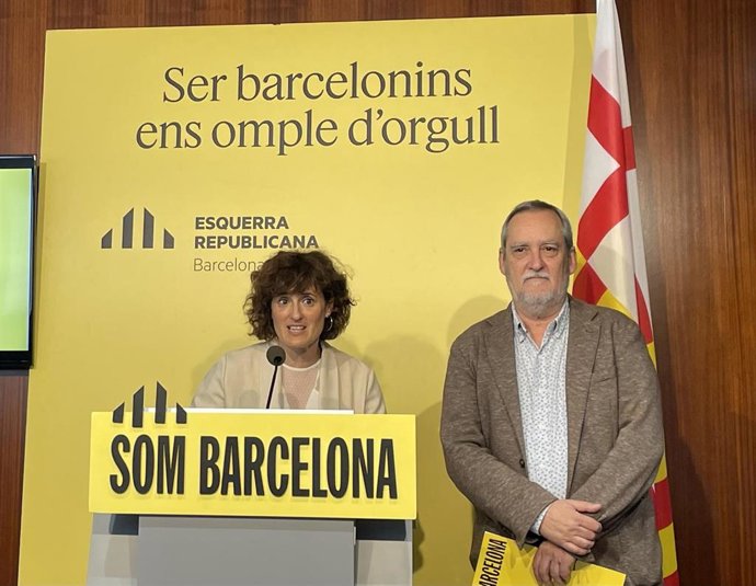 Los concejales de ERC Eva Baró y Jordi Coronas en rueda de prensa en el Ayuntamiento de Barcelona este miércoles.