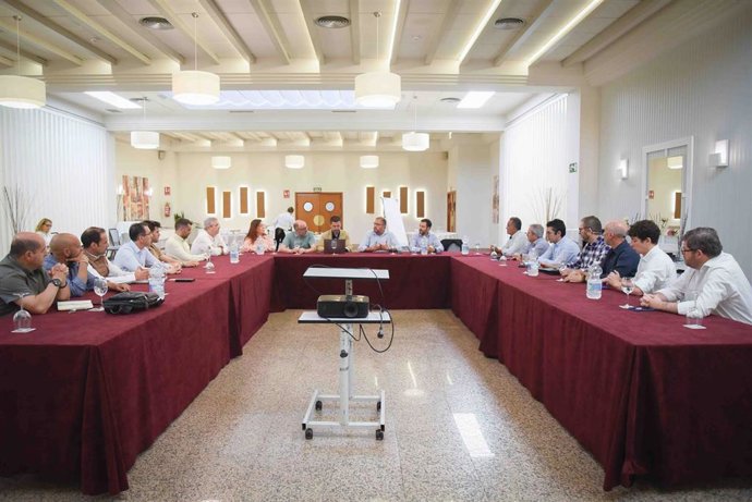El alcalde de Mérida, Antonio Rodríguez Osuna, en un encuenttro de trabajo con la Federación de Empresas