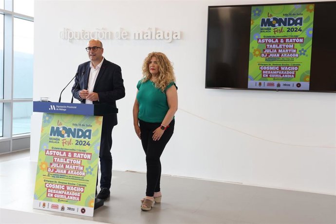 El vicepresidente y diputado de Cultura, Manuel López Mestanza, junto a la concejala de Cultura de Monda, Ana Millán, en rueda de prensa