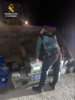 Un agente inspecciona los enseres recuperados en la nave ganadera