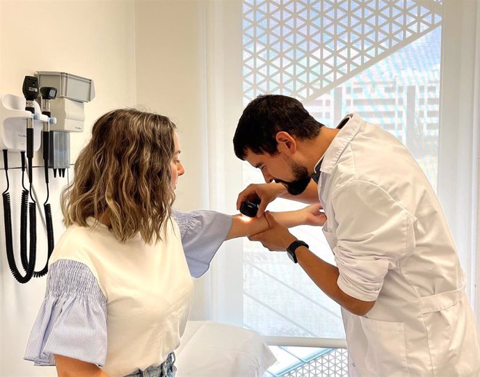 Consulta del dermatólogo en el Hospital Quirónsalud Córdoba.