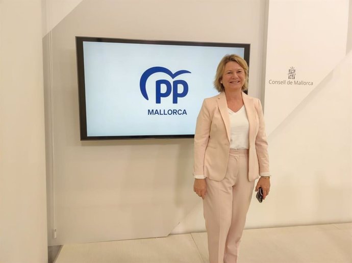 La portavoz del PP en el Consell de Mallorca, Núria Riera, en rueda de prensa.