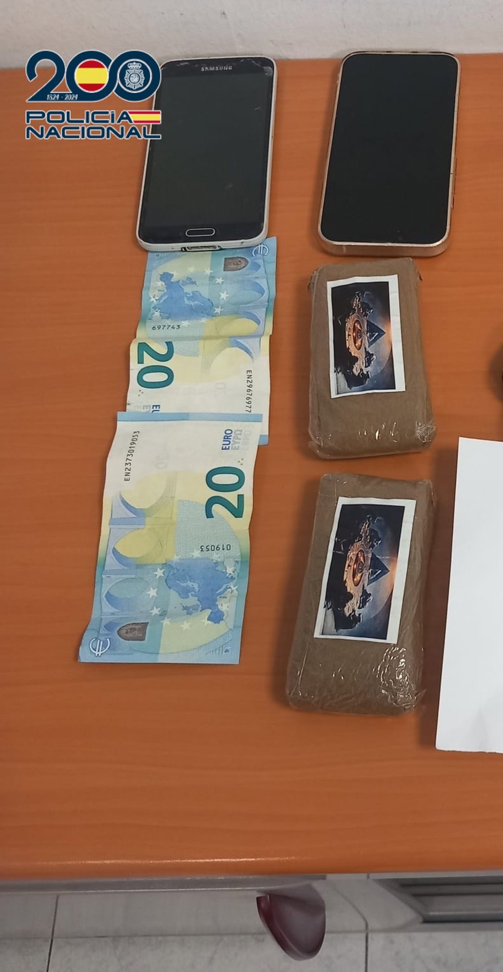 Las placas de hachís, junto con los móviles y el dinero intervenido a los dos detenidos