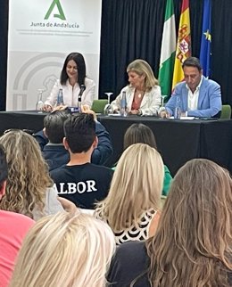 Isabel Paredes presentando el aula Ateca de FP en el IES El Drago en Cádiz.